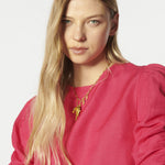Blusa Mitchel de la marca EV-2026-610, con diseño elegante y detalles en el cuello y mangas, en color neutro.