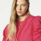 Blusa Mitchel de la marca EV-2026-610, con diseño elegante y detalles en el cuello y mangas, en color neutro.