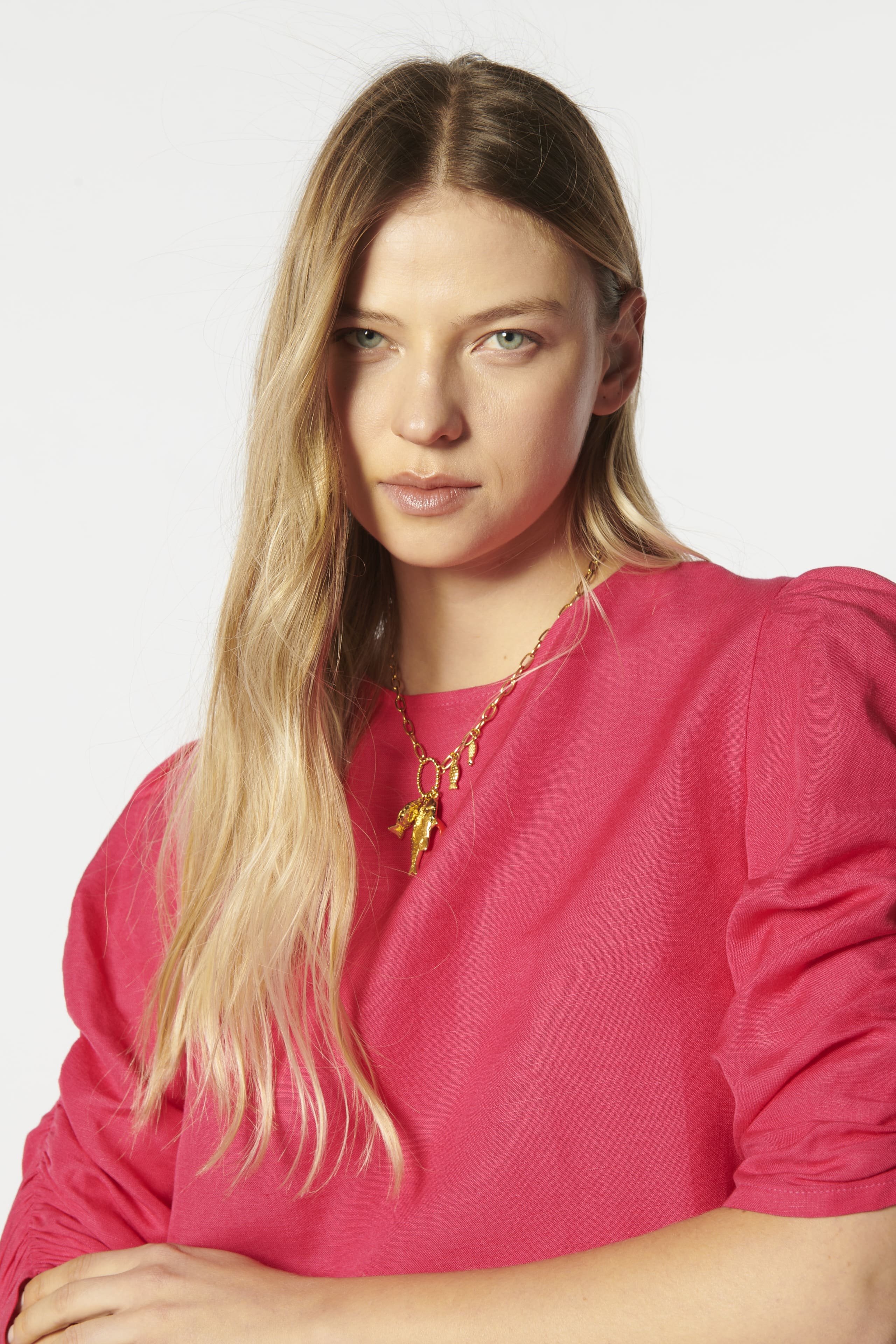 Blusa Mitchel de la marca EV-2026-610, con diseño elegante y detalles en el cuello y mangas, en color neutro.
