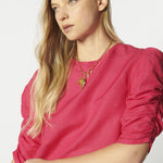 Blusa Mitchel de la marca EV-2026-610 en color azul, con diseño elegante y tejido suave, mostrando el frente de la prenda.