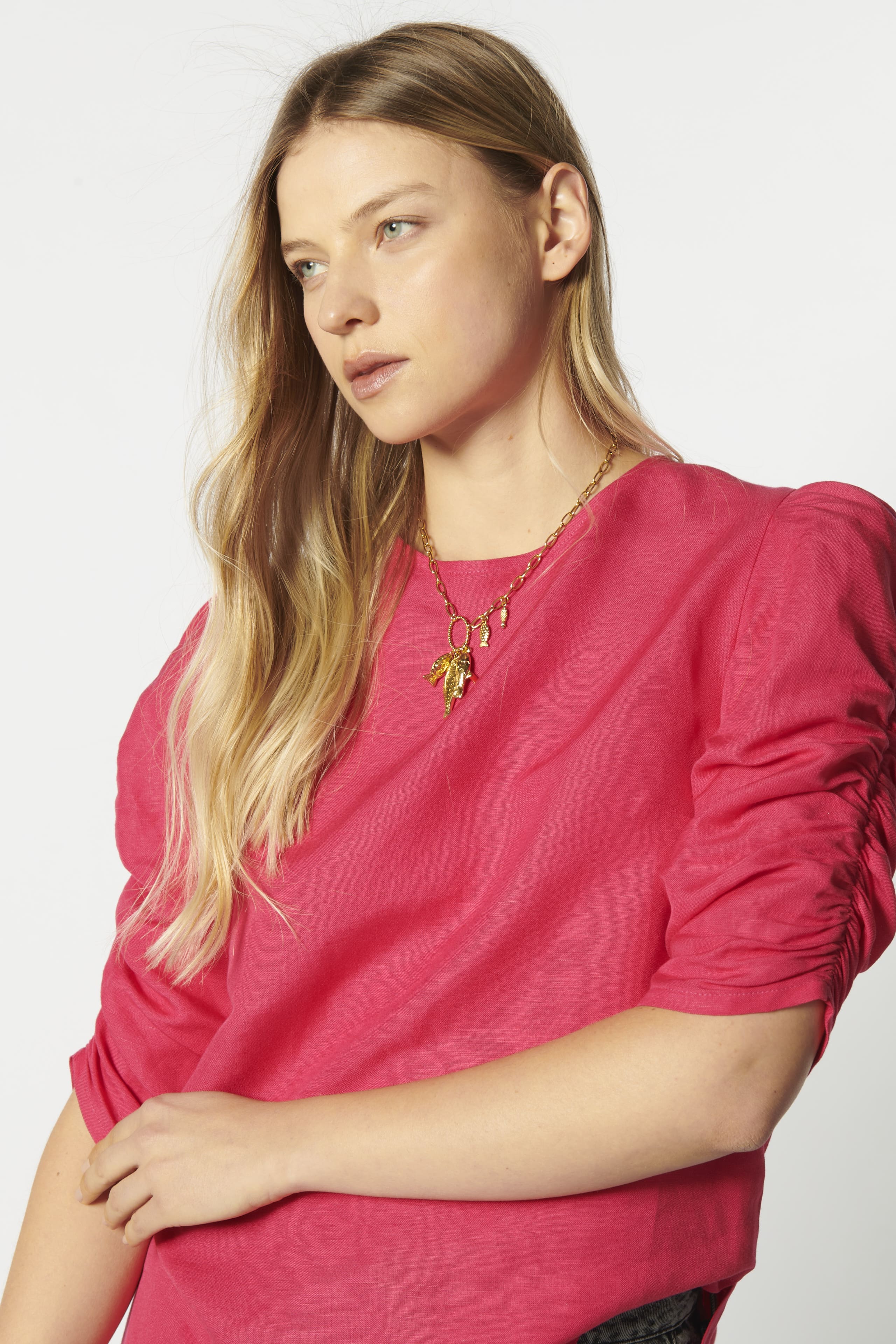 Blusa Mitchel de la marca EV-2026-610 en color azul, con diseño elegante y tejido suave, mostrando el frente de la prenda.
