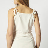 Blusa Kish en color crudo de la marca FV-2026-604, con diseño sencillo y elegante, mostrada en la imagen.