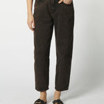 Modelo usando jeans mom fit chocolate con camisa blanca zoom