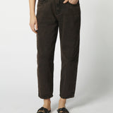 Modelo usando jeans mom fit chocolate con camisa blanca zoom