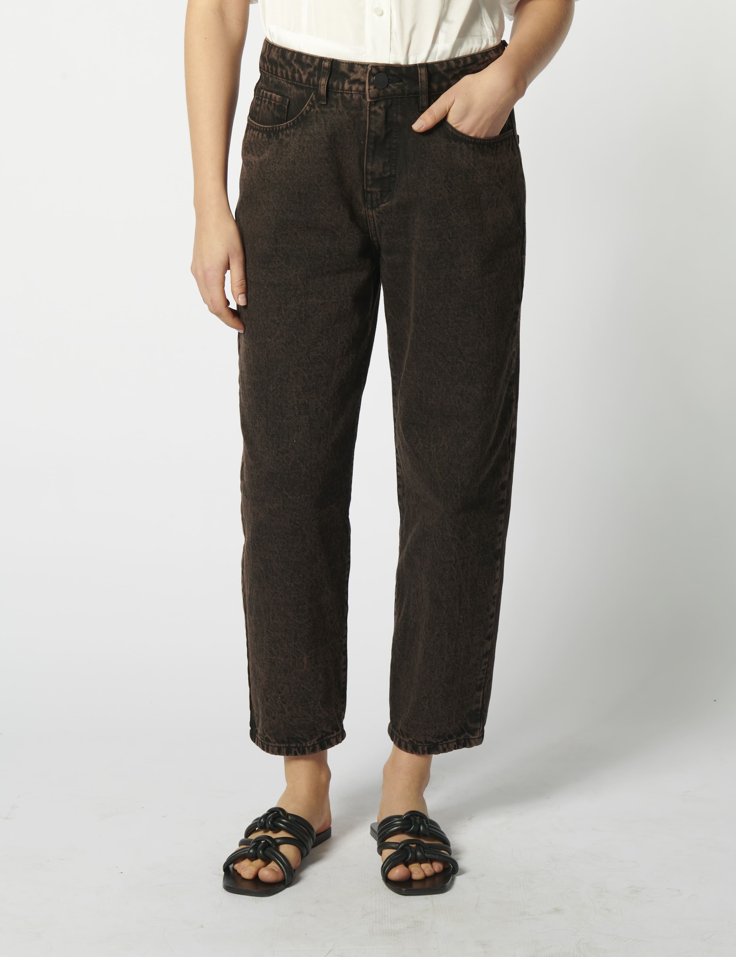 Modelo usando jeans mom fit chocolate con camisa blanca zoom