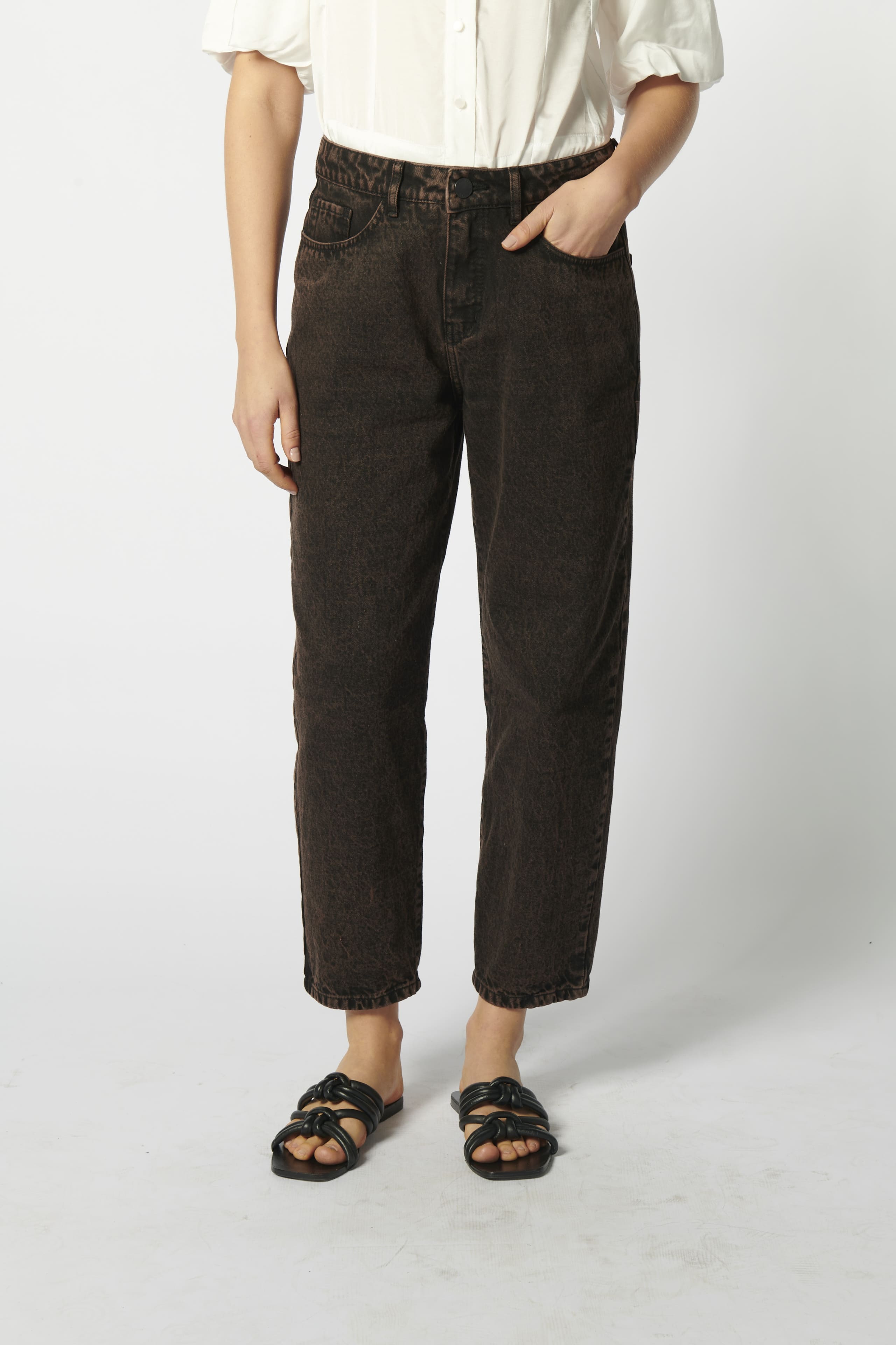 Modelo usando jeans mom fit chocolate con camisa blanca zoom