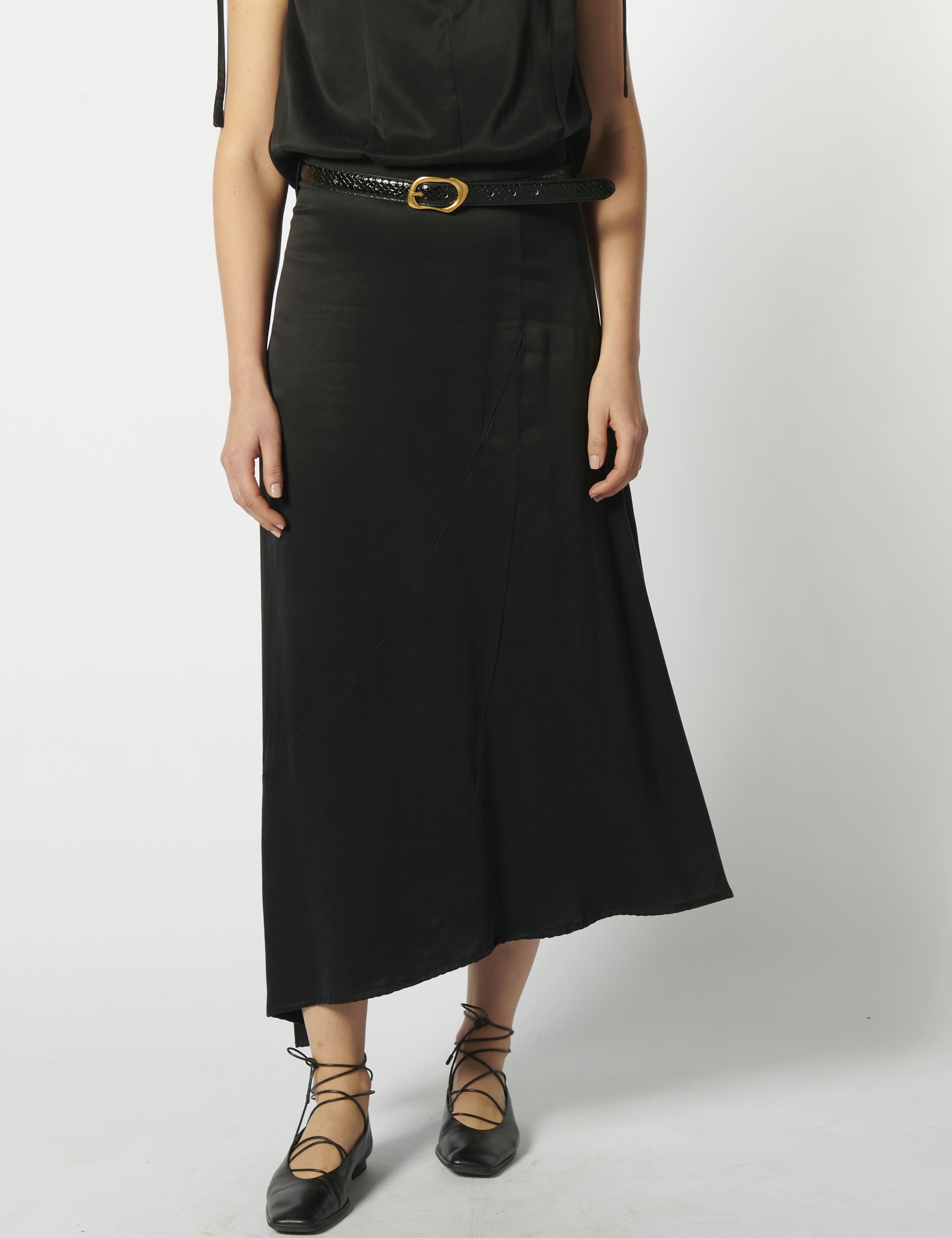 Falda Francis Black de la marca FV-2026-402, en color negro, con diseño elegante y corte ajustado.
