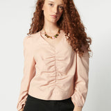Blusa rosa Rosy Rose de la colección Blusas y Poleras, vista frontal con detalles de tela ligera y cuello redondo.