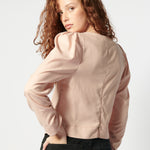 Blusa rosa Rosy Rose de la marca P-2026-601, estilo elegante con detalles delicados, mostrada en la imagen.