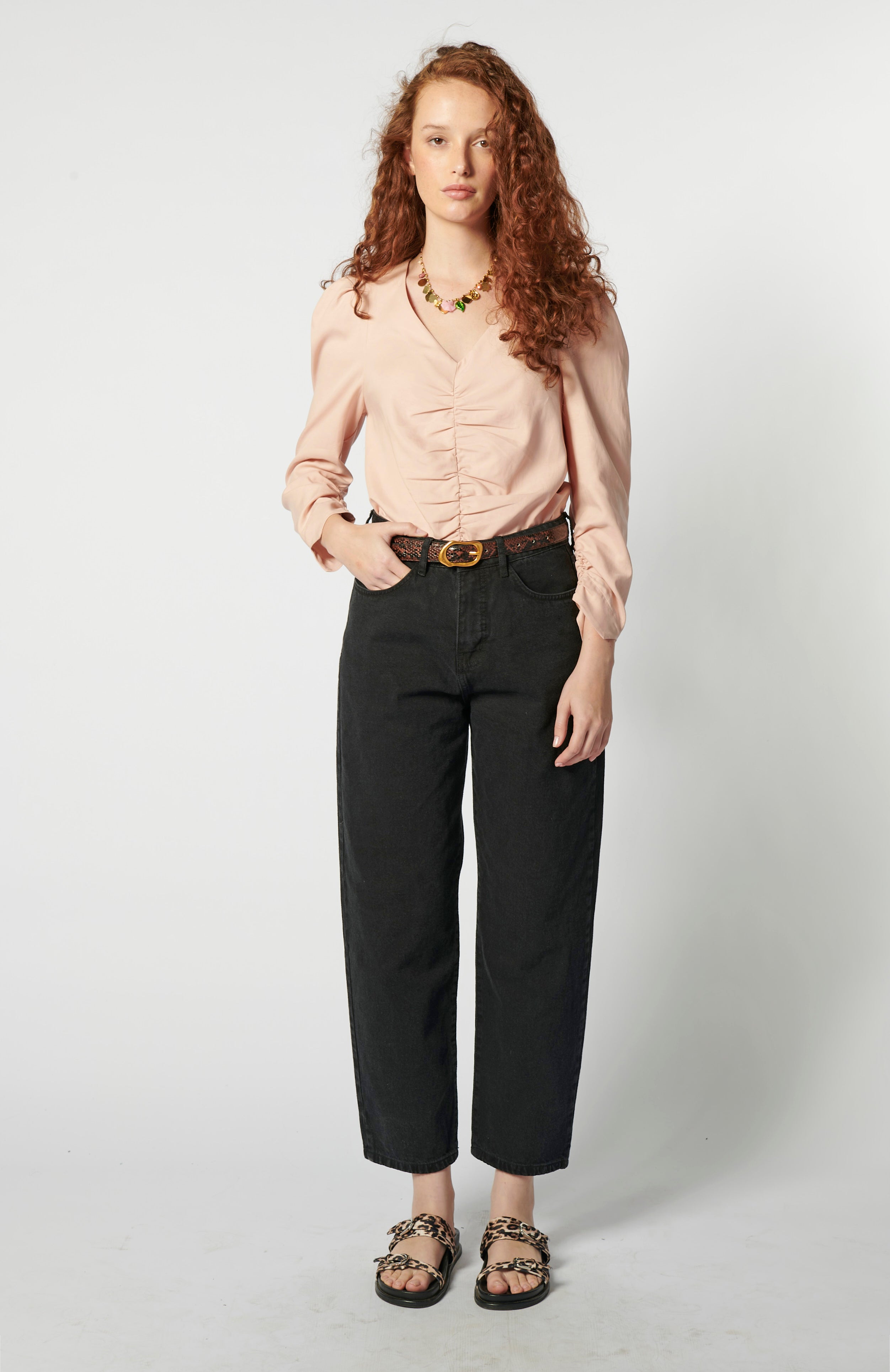 Blusa Rosy Rose de la marca P-2026-601, blusa de manga larga en color rosa con detalles elegantes y suaves.