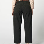 Vista trasera de jeans barrel color negro en look casual urbano.