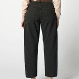 Vista trasera de jeans barrel color negro en look casual urbano.