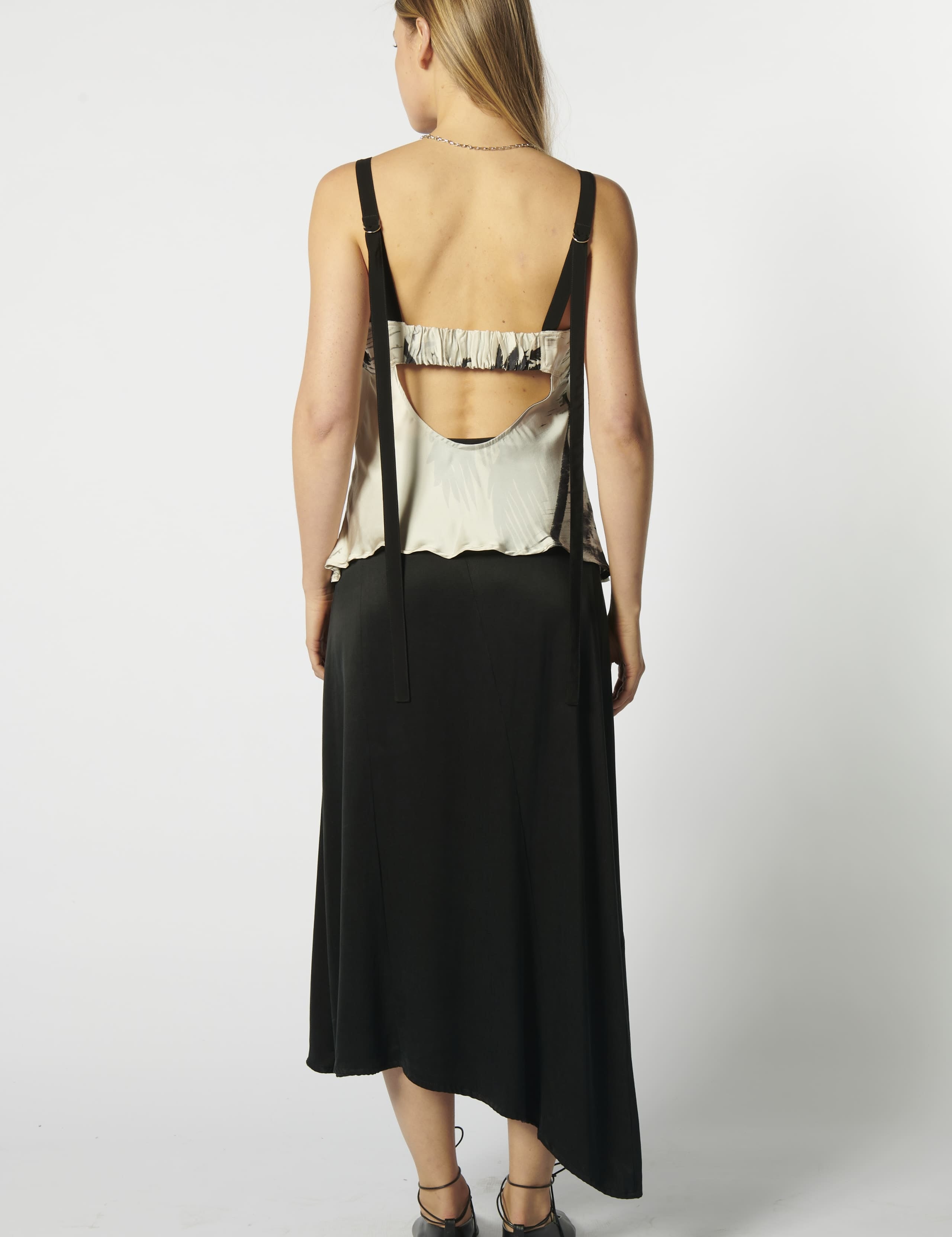 Blusa Top Trevor de la marca FV-2026-611 en color oscuro, presentada en una imagen con fondo neutro y detalles de la prenda visible.