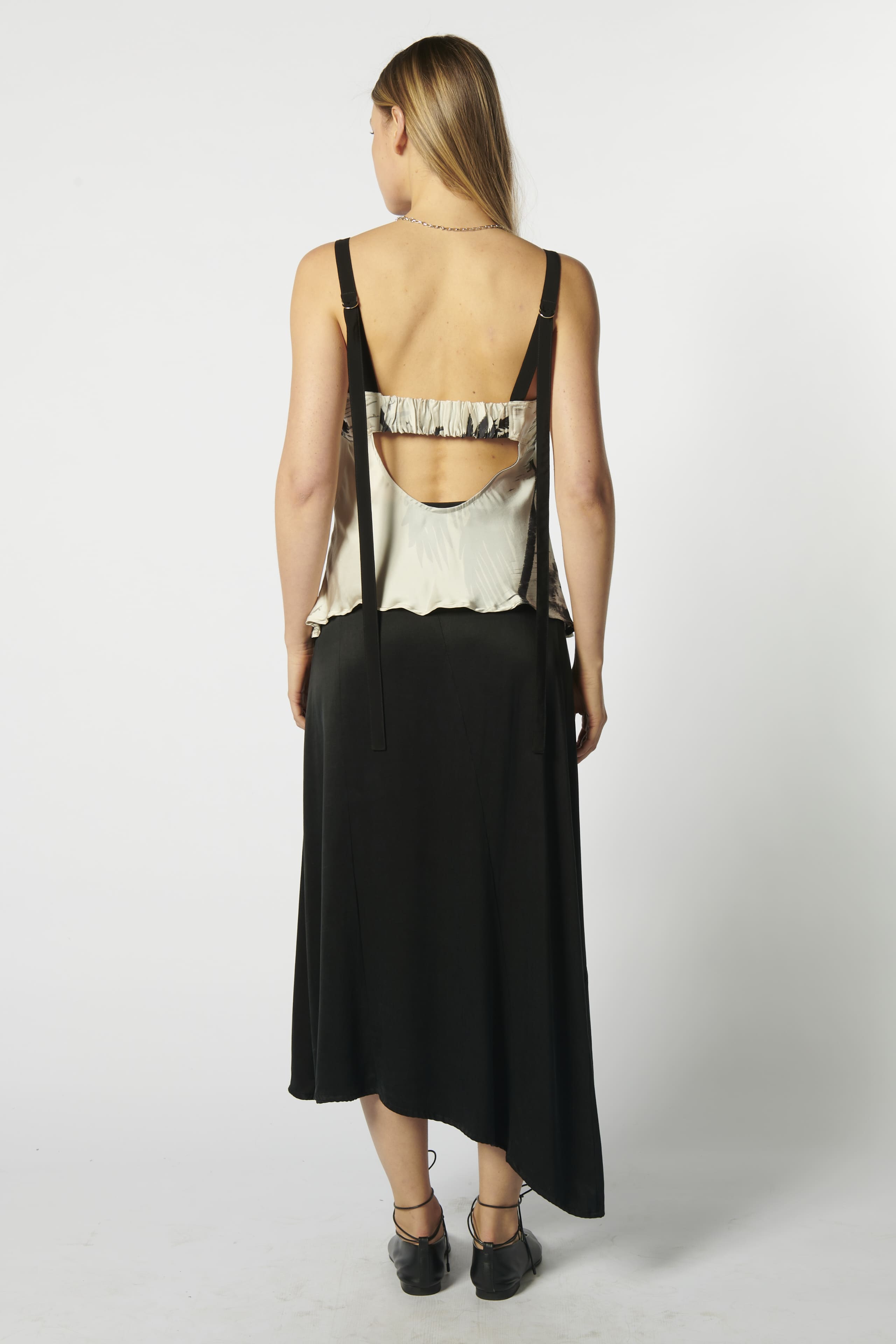 Blusa Top Trevor de la marca FV-2026-611 en color oscuro, presentada en una imagen con fondo neutro y detalles de la prenda visible.