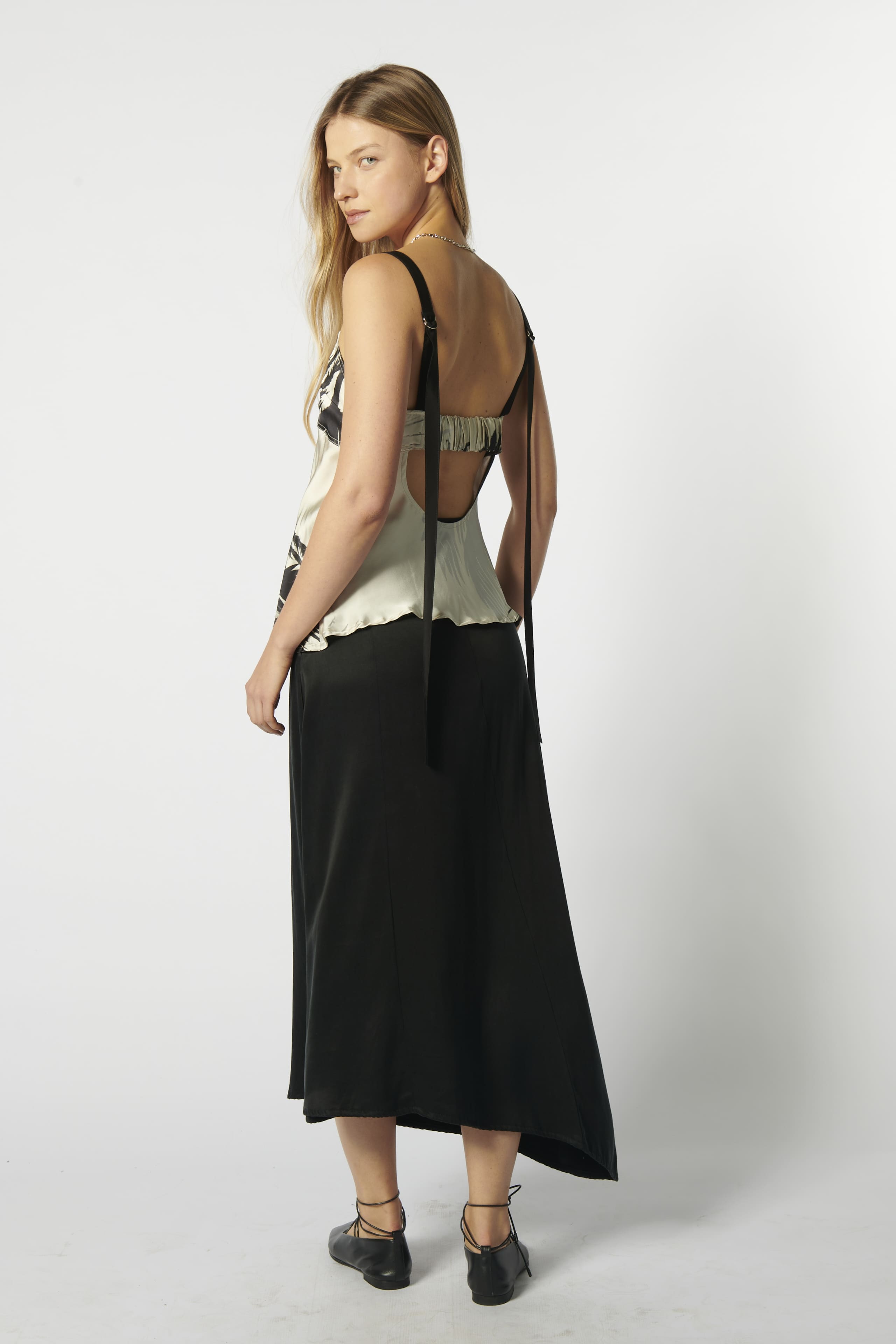 Top Trevor de la marca FV-2026-611, vista frontal del top femenino en color neutro con detalles de diseño en la parte superior
