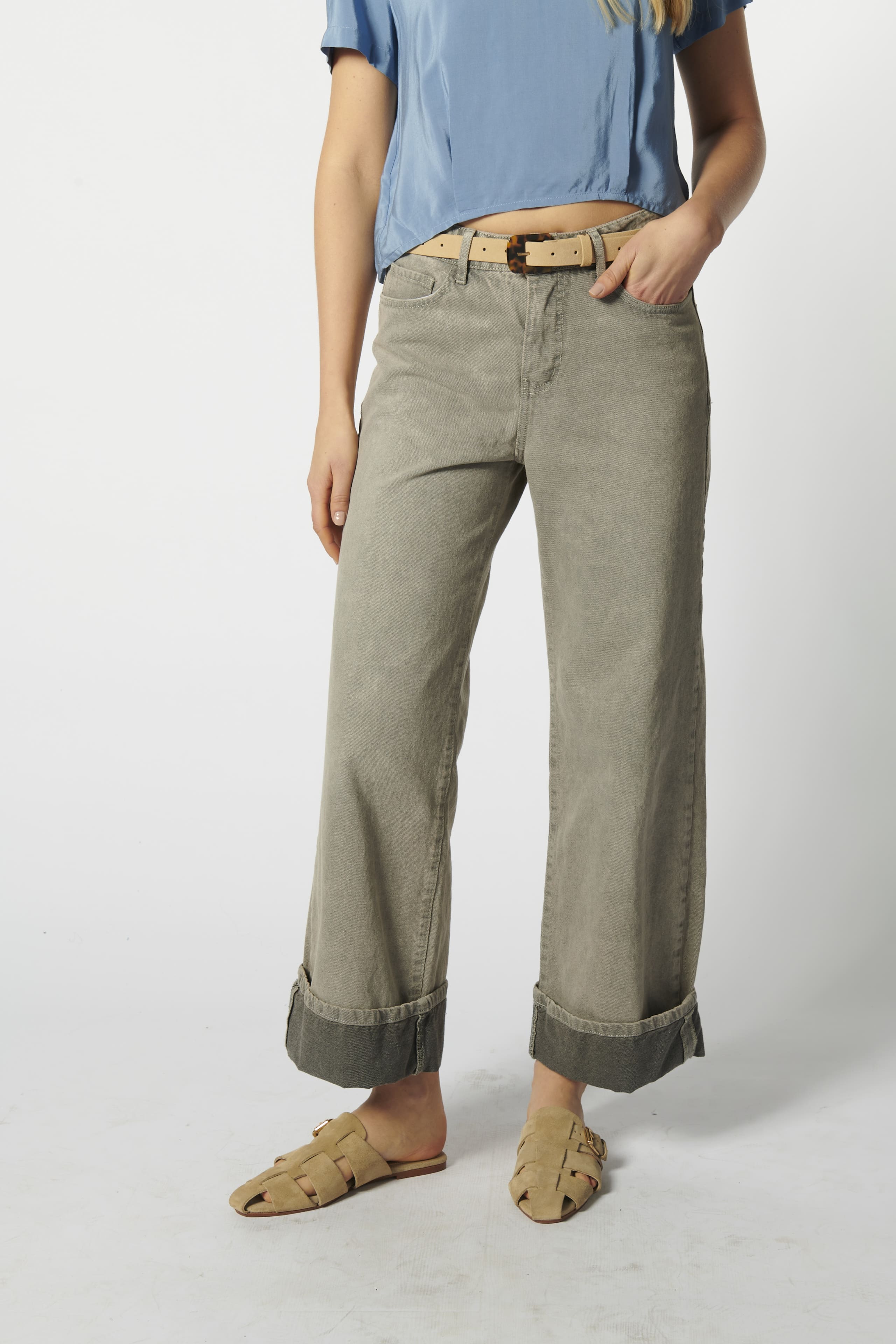Primer plano de cintura con botón y calce relajado de jeans relajado
