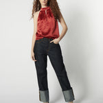 Jeans raw con dobladillo enrollado de la marca D-2025-807, estilo casual y moderno, en color azul claro.