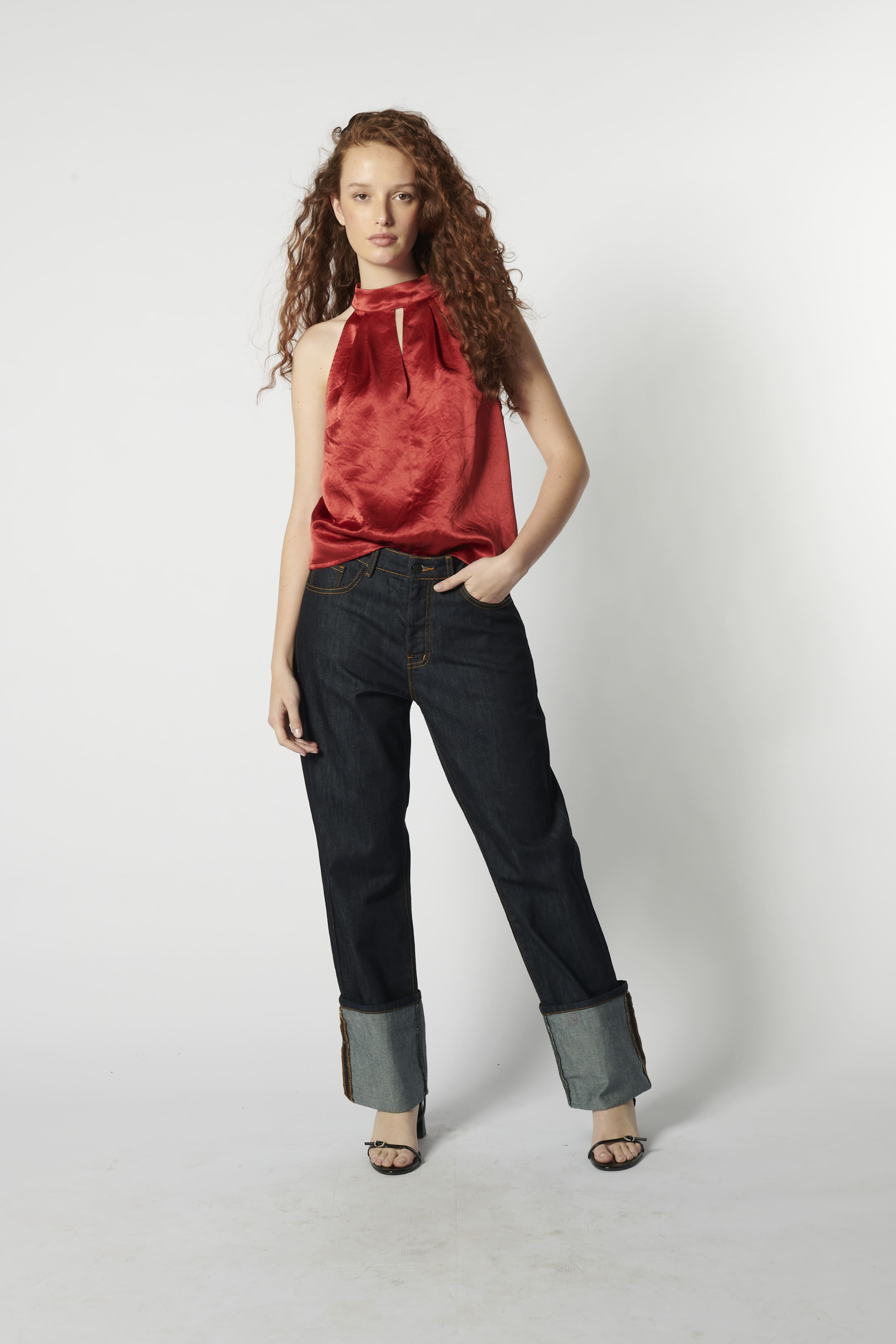 Jeans raw con dobladillo enrollado de la marca D-2025-807, estilo casual y moderno, en color azul claro.