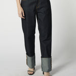 Jeans raw con dobladillo enrollado de la marca D-2025-807, estilo casual en color azul, visible en la imagen.