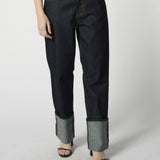 Jeans raw con dobladillo enrollado de la marca D-2025-807, estilo casual en color azul, visible en la imagen.