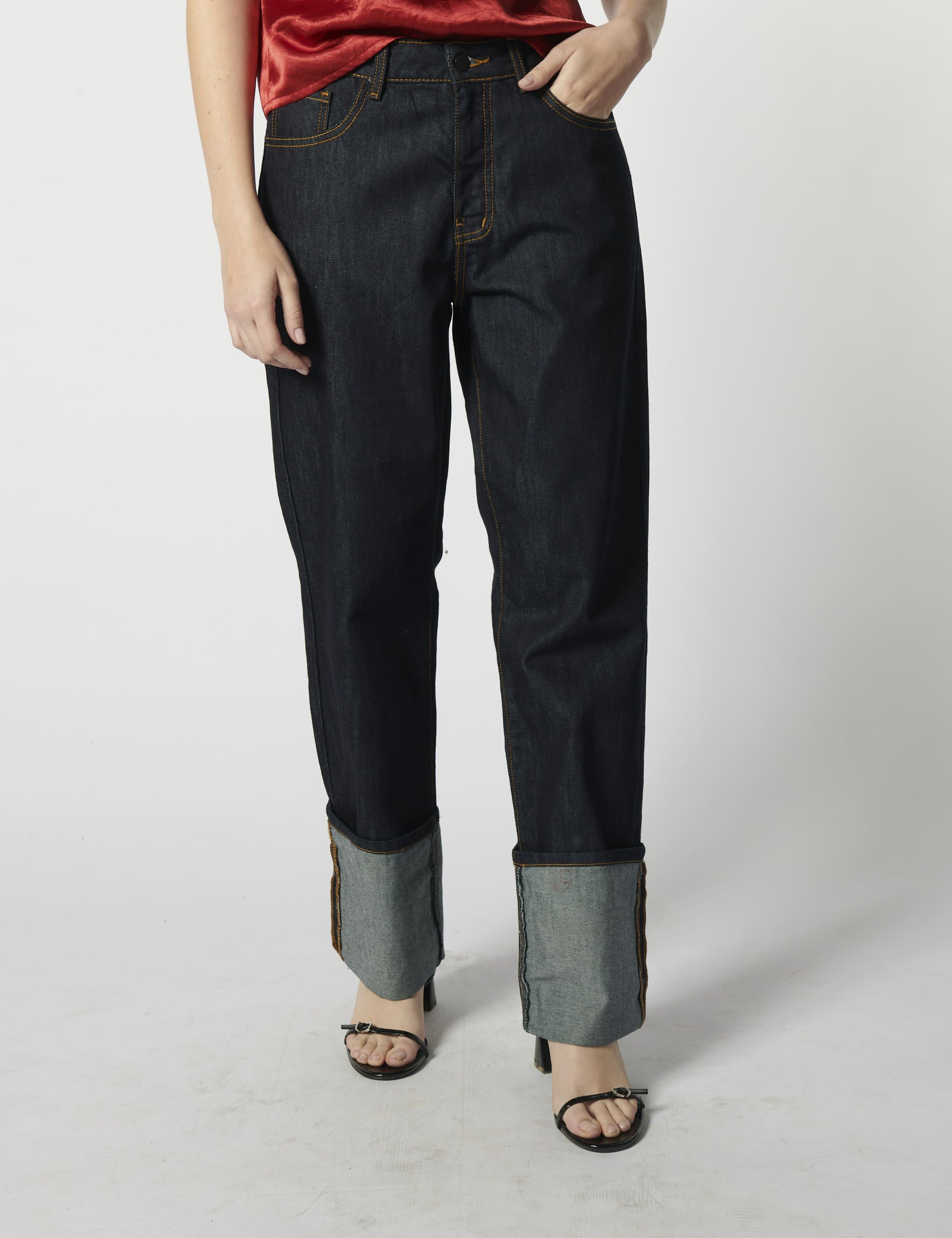 Jeans raw con dobladillo enrollado de la marca D-2025-807, estilo casual en color azul, visible en la imagen.