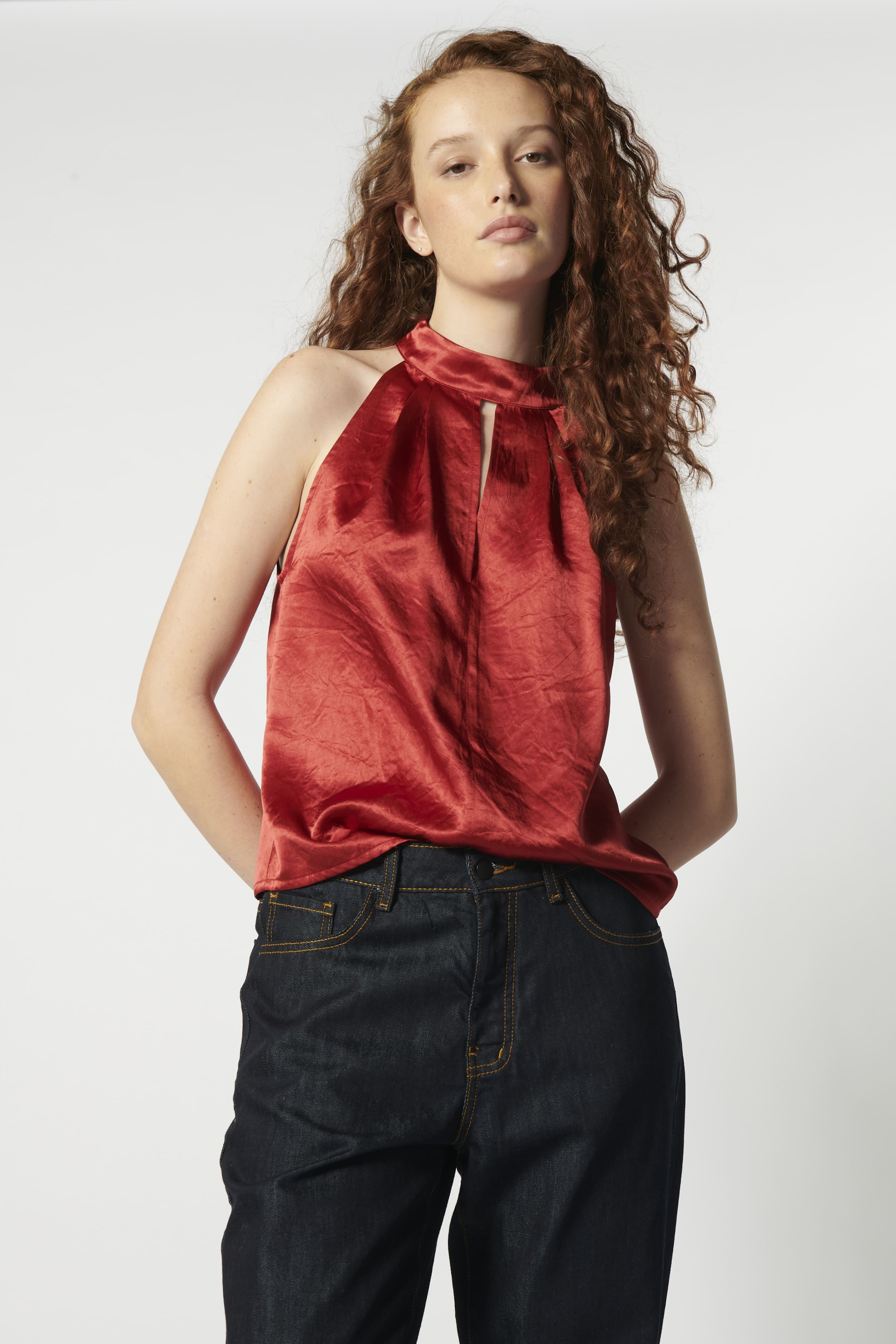 Blusa Leonore de la marca FV-2026-600, con diseño elegante y detalles en el cuello, en color azul, vista frontal.