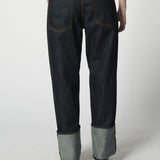 Pantalones vaqueros raw roll-up de la marca D-2025-807, vista de frente mostrando el diseño y el dobladillo enrollado