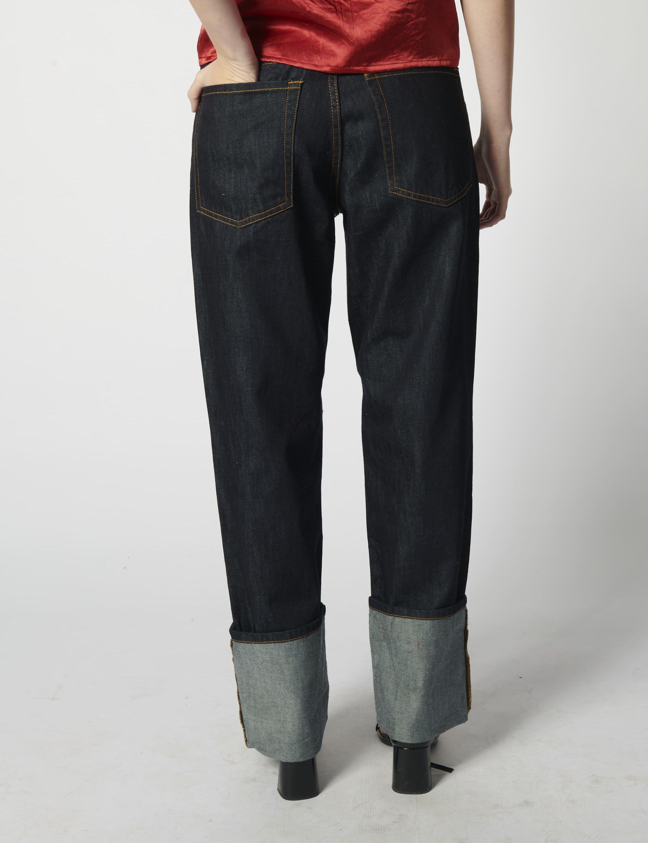 Pantalones vaqueros raw roll-up de la marca D-2025-807, vista de frente mostrando el diseño y el dobladillo enrollado