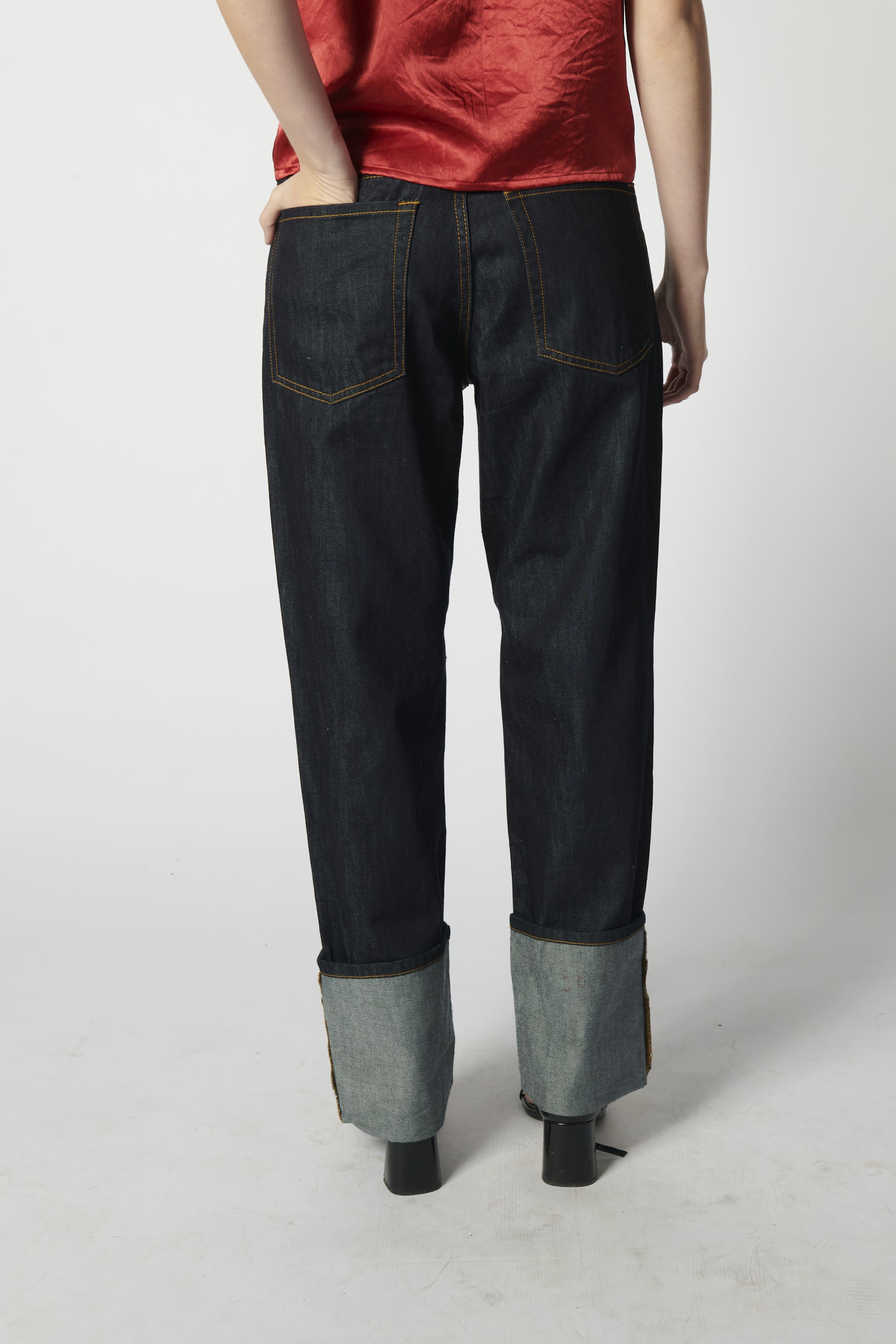 Pantalones vaqueros raw roll-up de la marca D-2025-807, vista de frente mostrando el diseño y el dobladillo enrollado