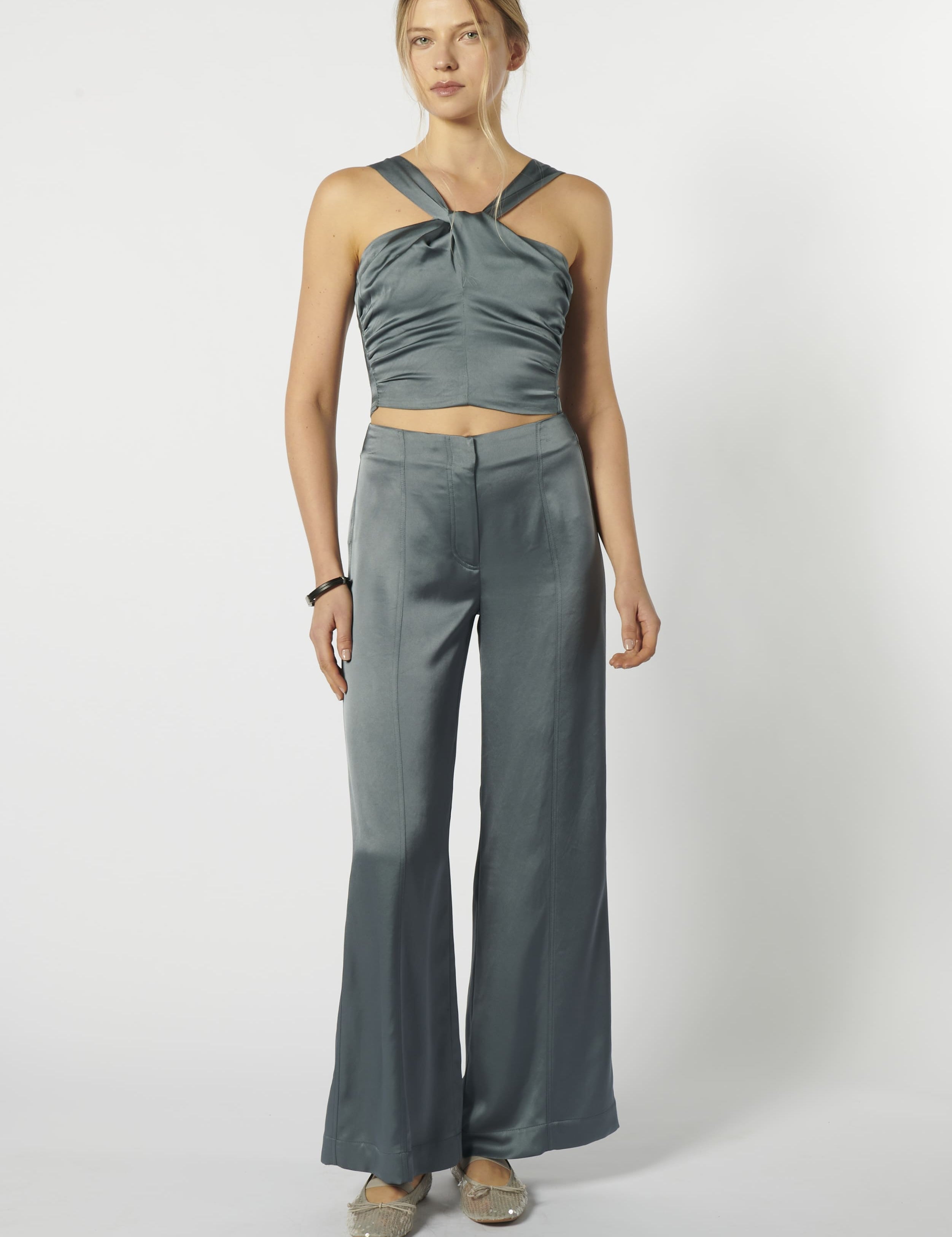 Pantalón Anise Acero de la marca FV-2026-801, pantalones de corte recto en color gris acero, visible en la imagen.
