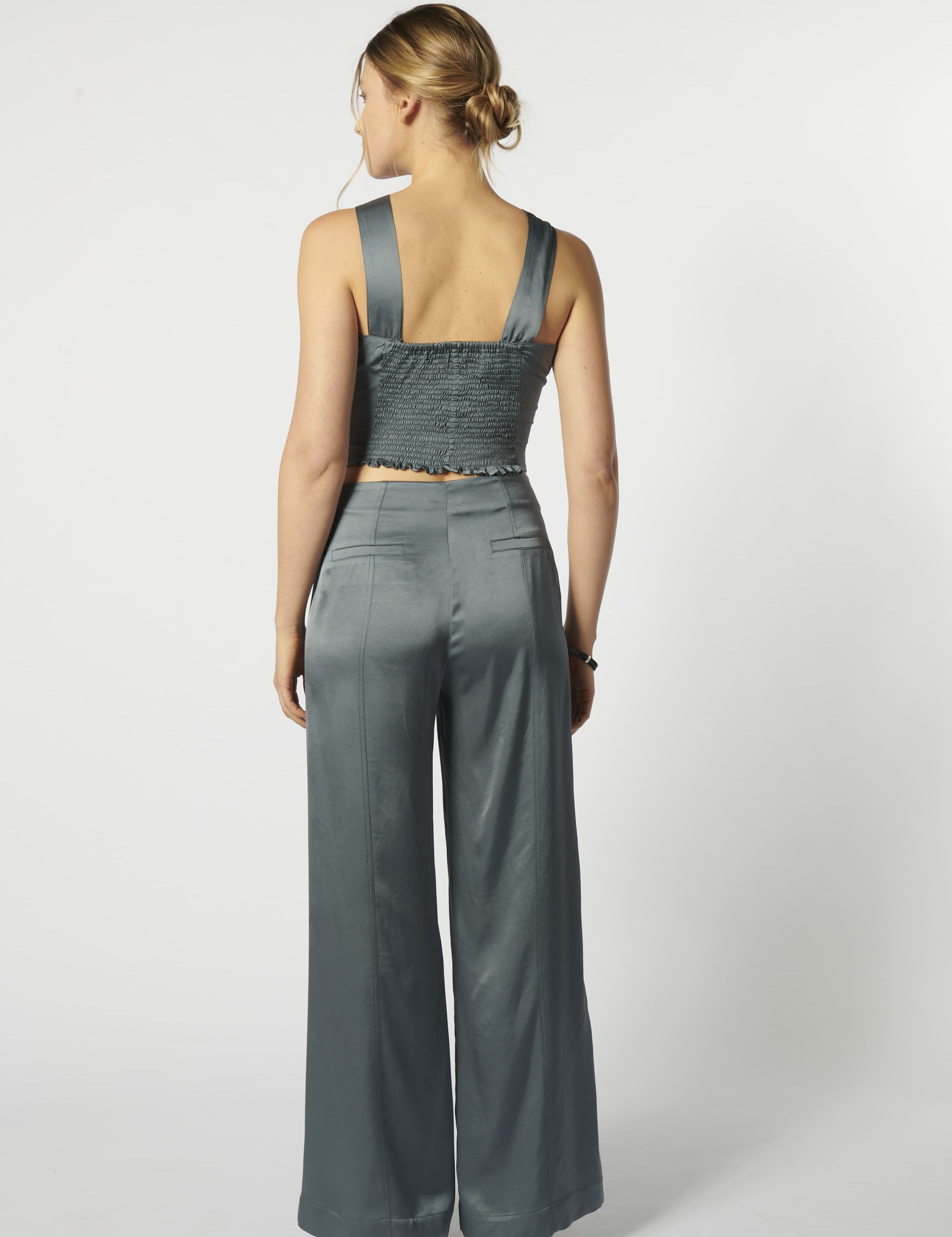 Pantalón Anise Acero de la marca FV-2026-801, pantalones de corte recto en color acero, con detalles de costura visibles.