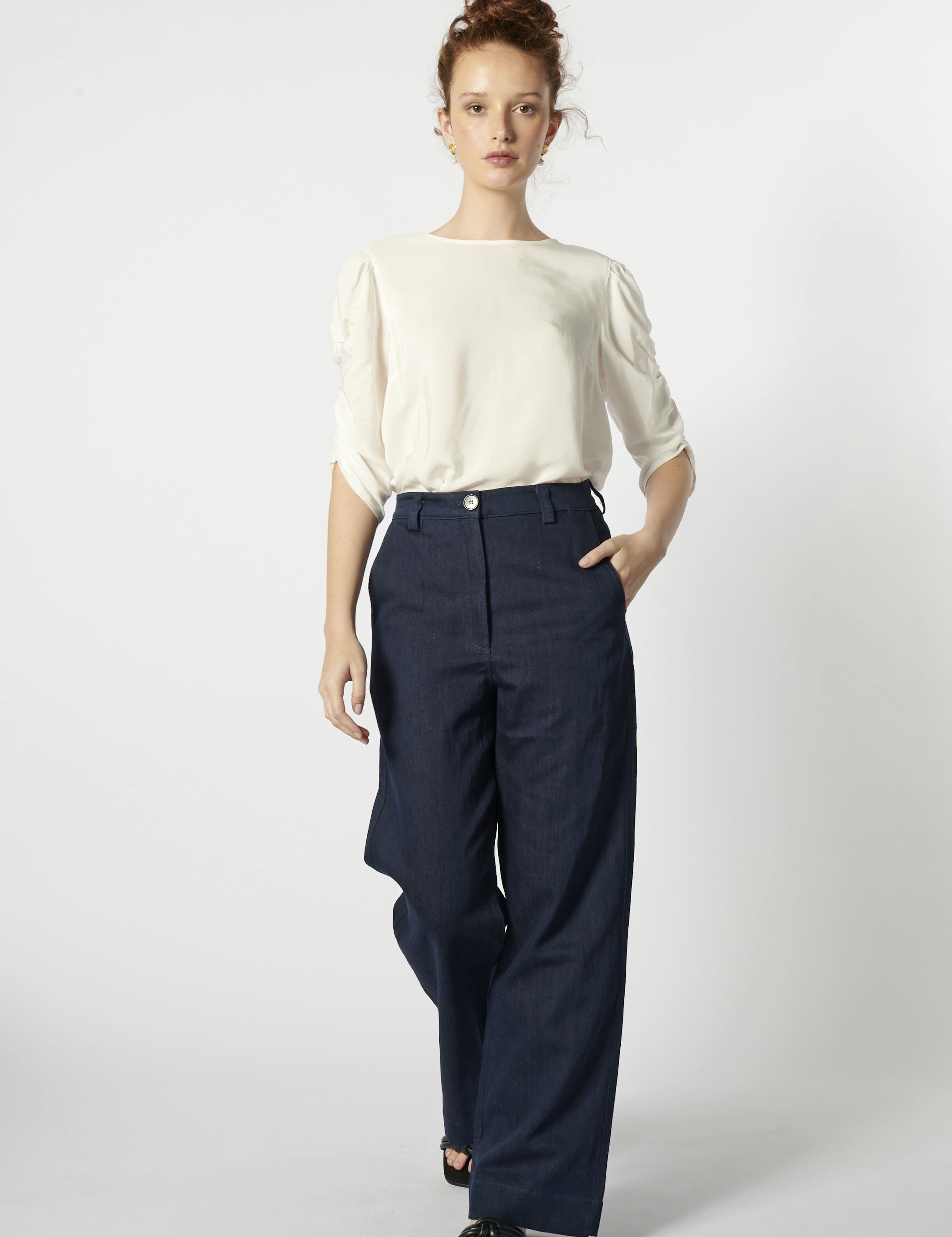 Pantalones Currant de la marca P-2026-804, pantalón de estilo casual en color oscuro con bolsillos delanteros y cinturilla ajustable.