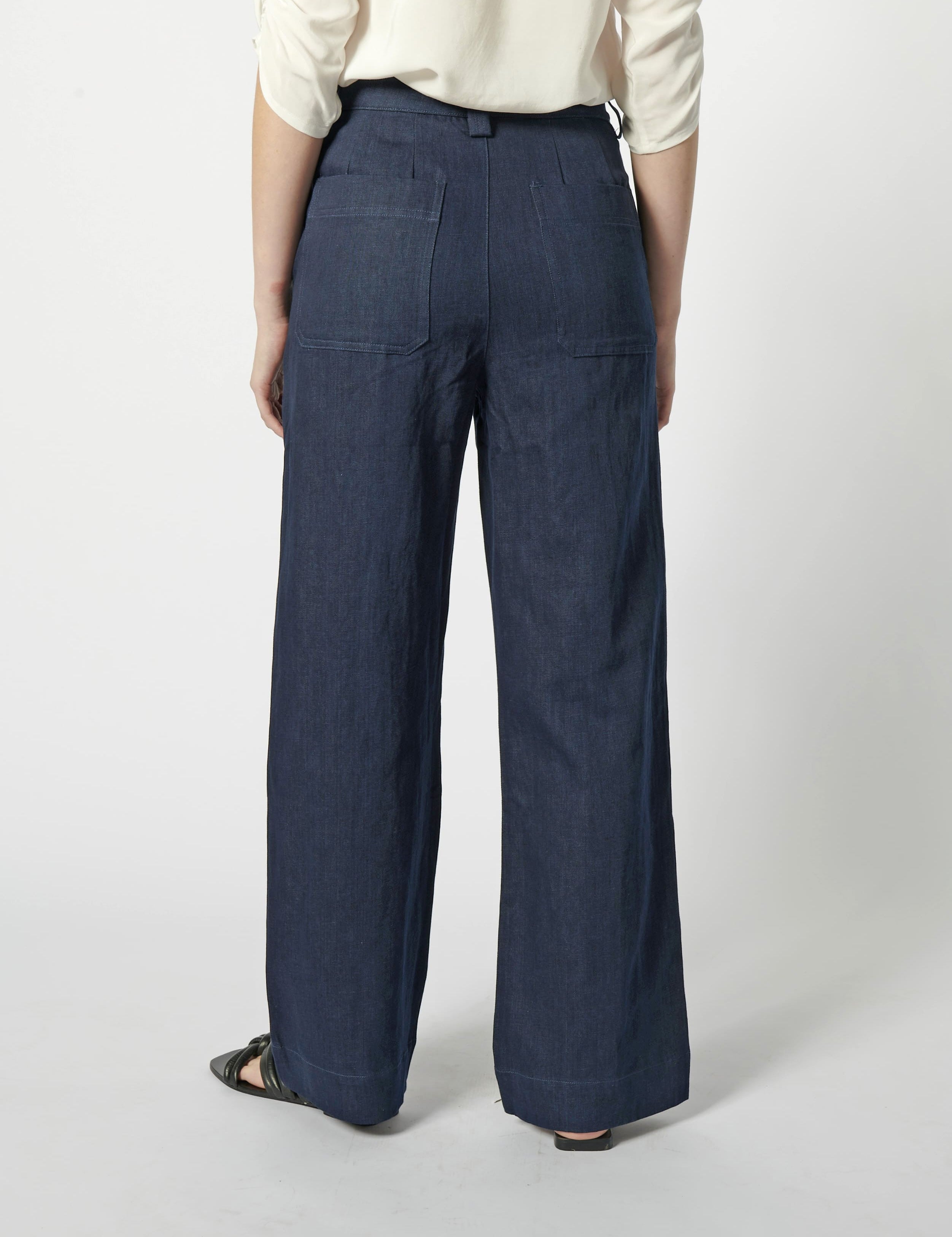 Pantalones Currant de la marca P-2026-804, pantalones de estilo casual con diseño moderno, en color oscuro.