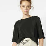 Blusa Tou Nemi de la marca EV-2026-602 en color blanco, con diseño elegante y detalles delicados, vista frontal.
