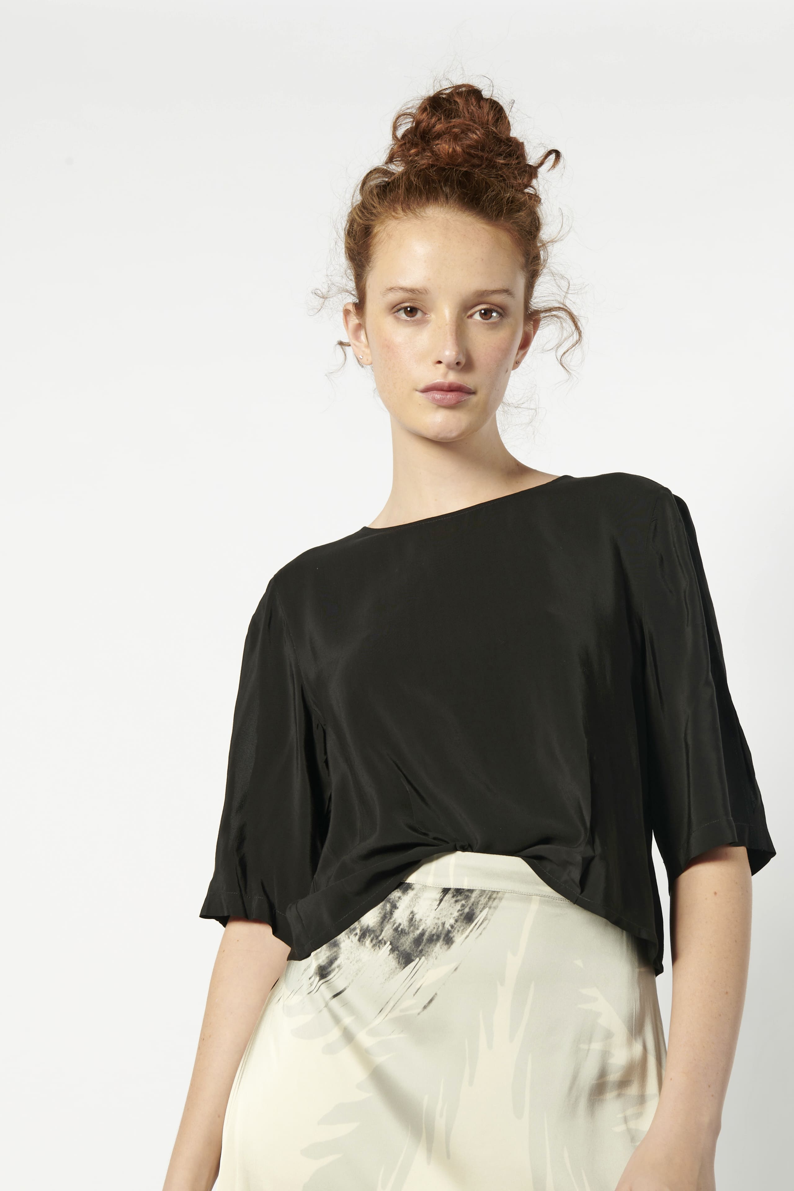 Blusa Tou Nemi de la marca EV-2026-602 en color blanco, con diseño elegante y detalles delicados, vista frontal.