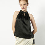 Blusa Leonore de la marca FV-2026-600 en color blanco, con diseño elegante y mangas largas, vista frontal en la imagen.