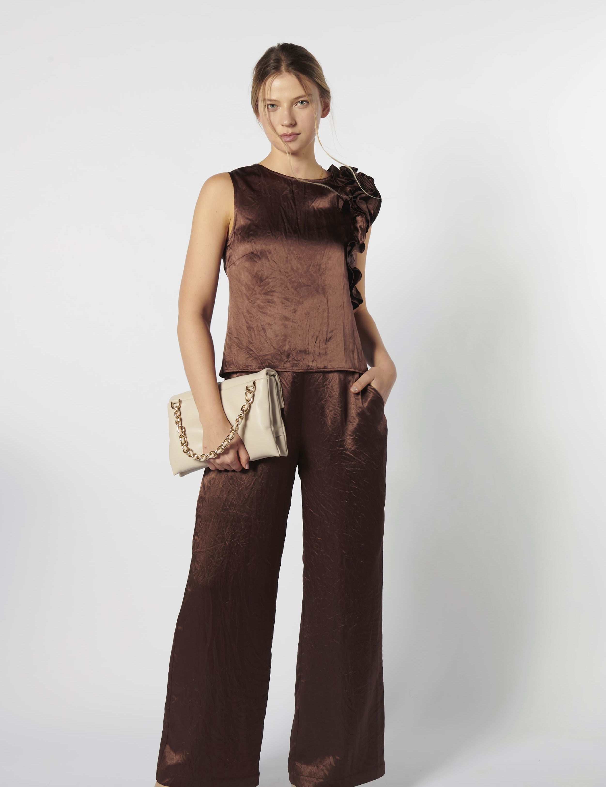 Pantalón Coramel de color chocolate de la marca FV-2026-800, pantalones de corte casual y estilo moderno.