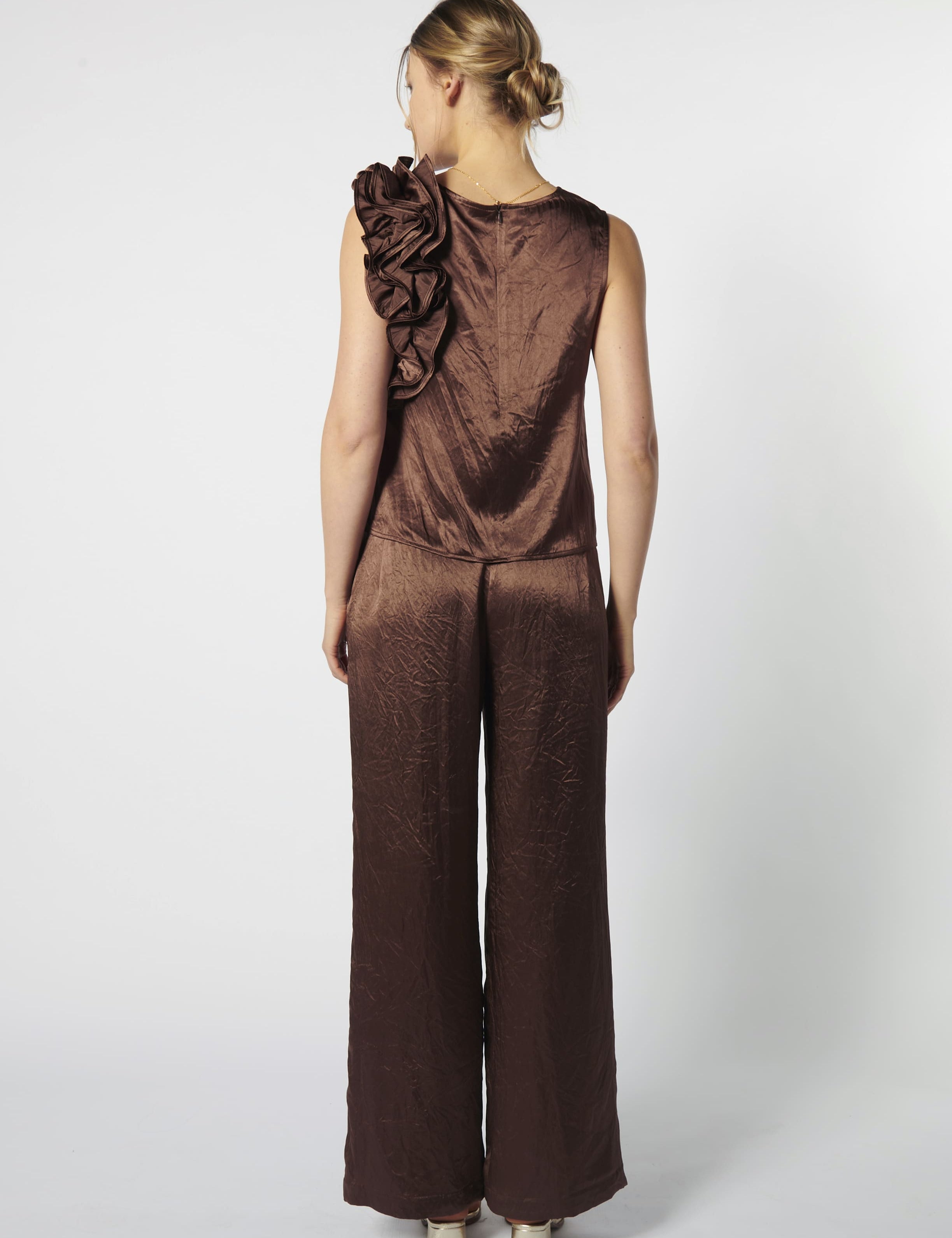 Pantalón Coramel Chocolate de la marca FV-2026-800, pantalones de color marrón oscuro con diseño moderno.
