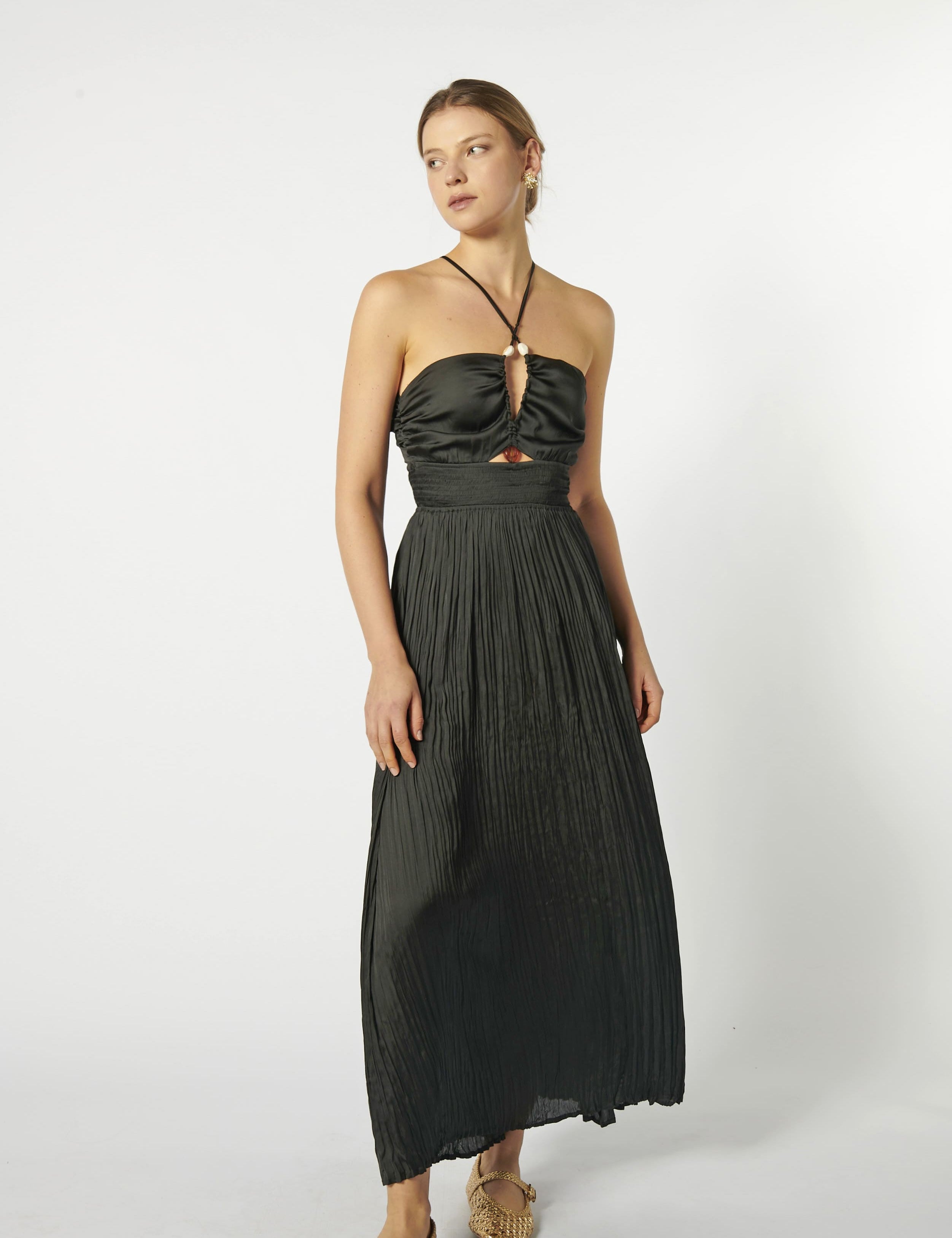Vestido Amai Black de FV-2026-704, vestido negro elegante con detalles modernos, mostrado en la imagen.