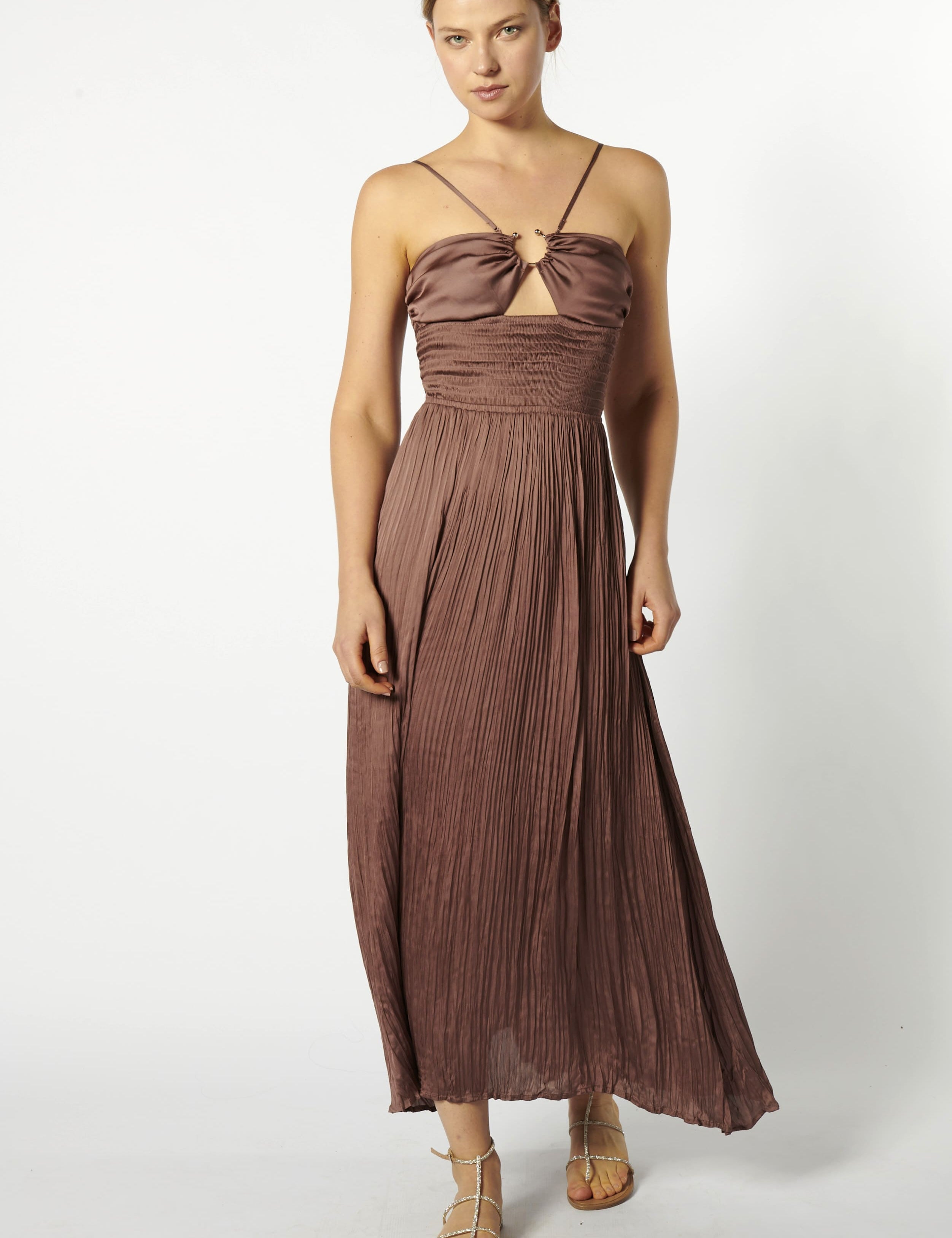 Vestido Isma Brown de la colección FV-2026-705, vestido de moda con detalles elegantes y estilo casual.