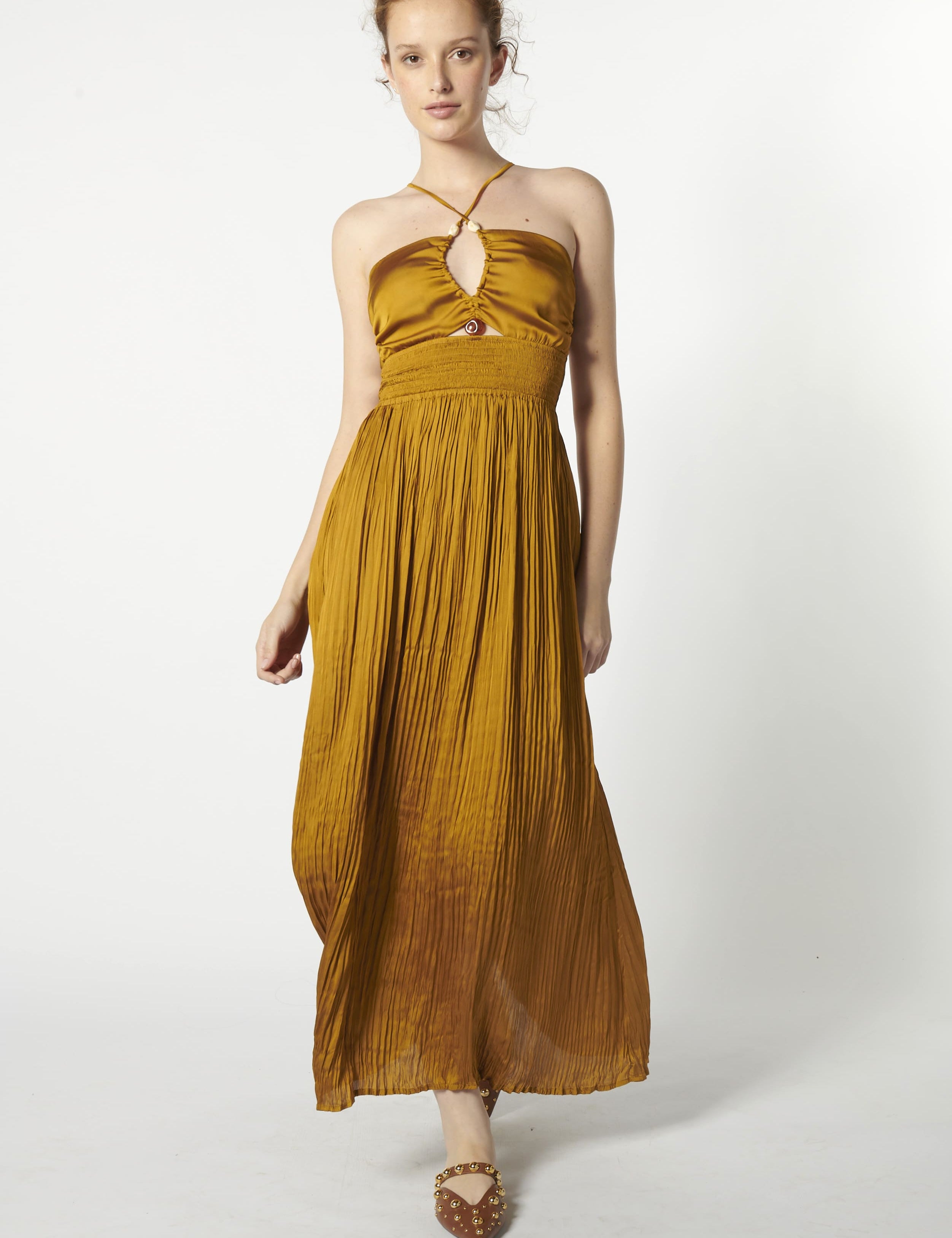 Vestido Amai Golden de FV-2026-704, vestido de fiesta con detalles elegantes en color dorado y corte moderno.