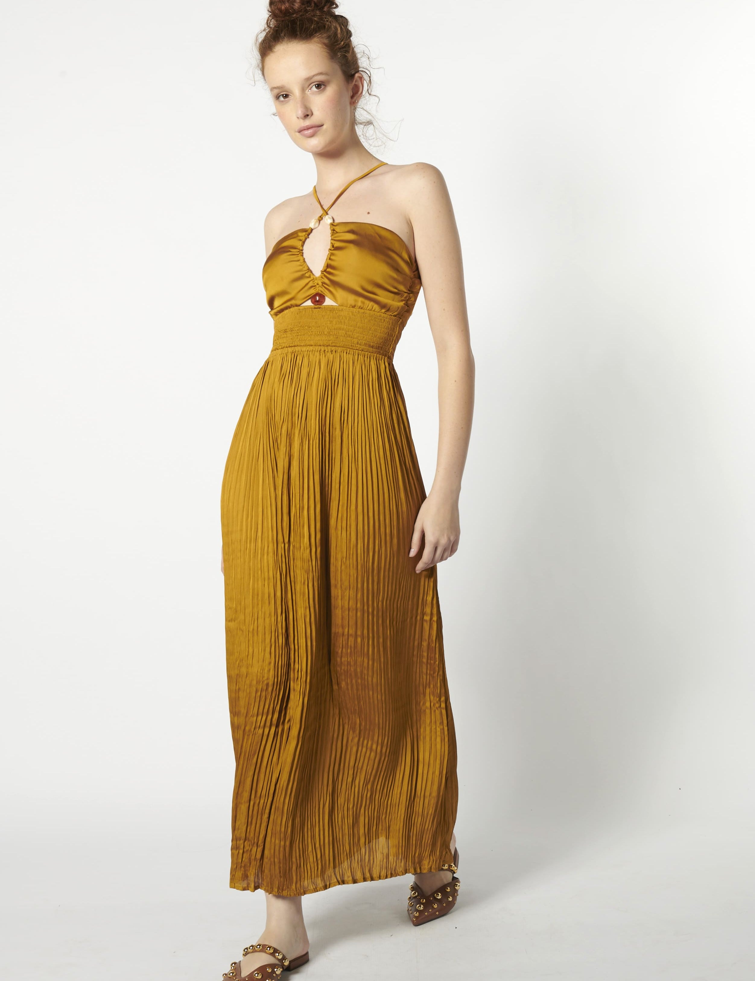 Vestido Amai Golden de FV-2026-704, vestido elegante en color dorado con detalles delicados y estilo moderno.
