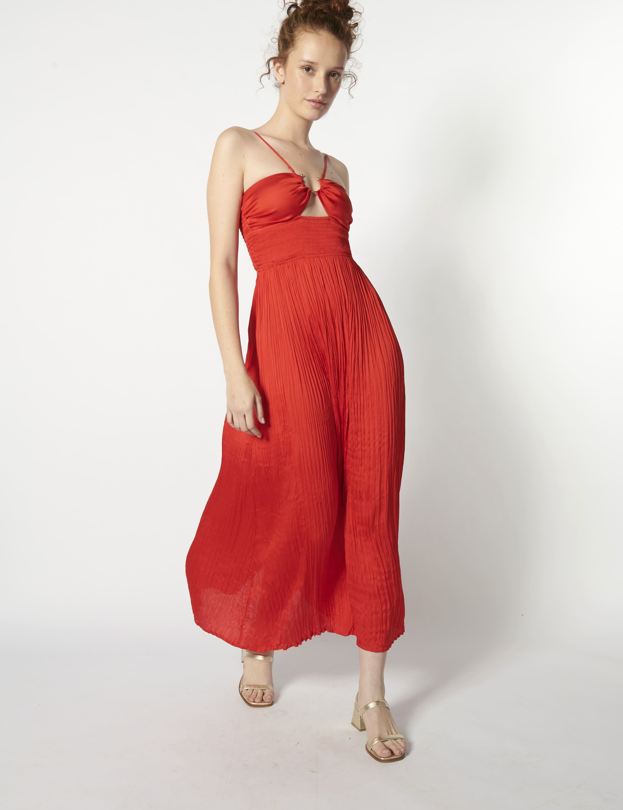 Vestido Isma rojo de la marca FV-2026-705, vestido y enterito con diseño elegante y moderno.