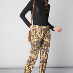 Pantalón Tamia de la marca O-2025-802, pantalones de tela en color negro con diseño elegante y cómodo.