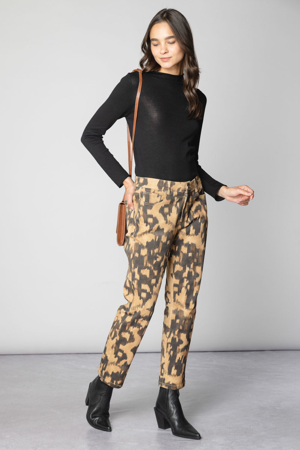 Pantalón Tamia de la marca O-2025-802, pantalones de tela en color negro con diseño elegante y cómodo.