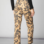 Pantalón Tamia de la marca O-2025-802 en color oscuro, con diseño ajustado y bolsillos, mostrado en la imagen.