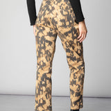 Pantalón Tamia de la marca O-2025-802 en color oscuro, con diseño ajustado y bolsillos, mostrado en la imagen.