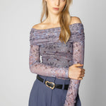 Polera Druisa de la marca O-2025-506, blusa de tela ligera en color neutro, vista frontal con detalles en el cuello.
