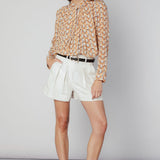 Blusa Maine de la marca O-2025-600, con diseño moderno y tejido suave, mostrada en la imagen.