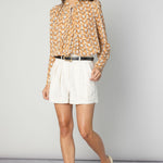 Pantalones cortos tipo short de la marca O-2025-100 en color neutro, con diseño sencillo y ajuste cómodo.